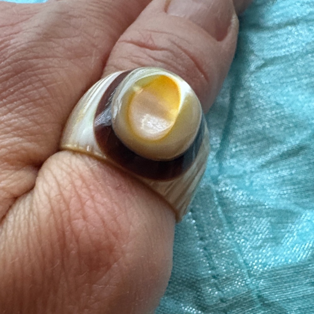 Elegant Shell Carved Mother of Pearl Cocktail Ivory Brown Ring Size 7.5